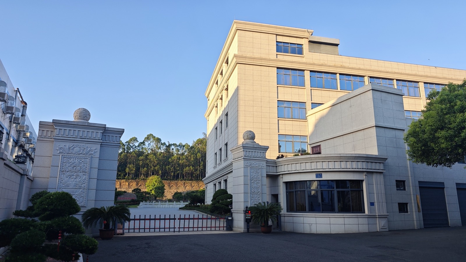 Main gate of Zhongkang Bainian factory